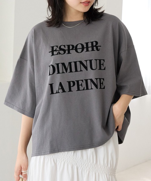 LAVEANGE(ラビアンジェ)の「フロッキーロゴプリントTシャツ(Tシャツ/カットソー・レディース・ホワイト/オフホワイト/チャコールグレー・M/LL/3L/4L/5L)」の3枚目の写真