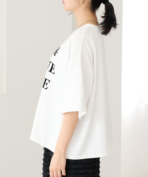LAVEANGE(ラビアンジェ)の「フロッキーロゴプリントTシャツ(Tシャツ/カットソー・レディース・ホワイト/オフホワイト/チャコールグレー・M/LL/3L/4L/5L)」の5枚目の写真