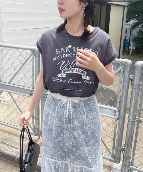 fredy emue(フレディエミュ)の「フレンチスリーブプリントTシャツ(Tシャツ/カットソー・レディース・ブラウン/チャコールグレー/オフホワイト・38)」の5枚目の写真