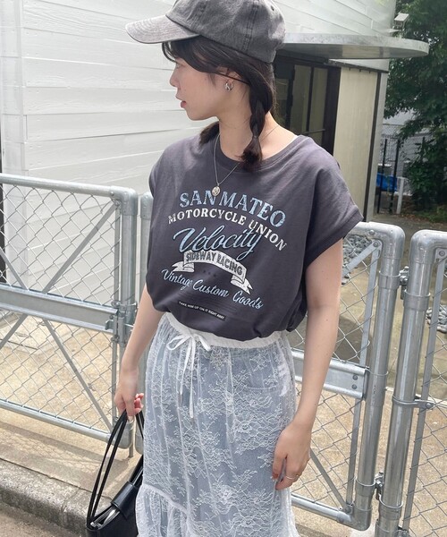 fredy emue(フレディエミュ)の「フレンチスリーブプリントTシャツ(Tシャツ/カットソー・レディース・ブラウン/チャコールグレー/オフホワイト・38)」の4枚目の写真