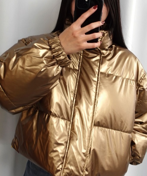 Lots of Love(ロッツオブラブ)の「ファイバーダウンメタリックショートダウンブルゾン(ブルゾン・レディース・ゴールド/シルバー/ブラック・M/L)」の11枚目の写真