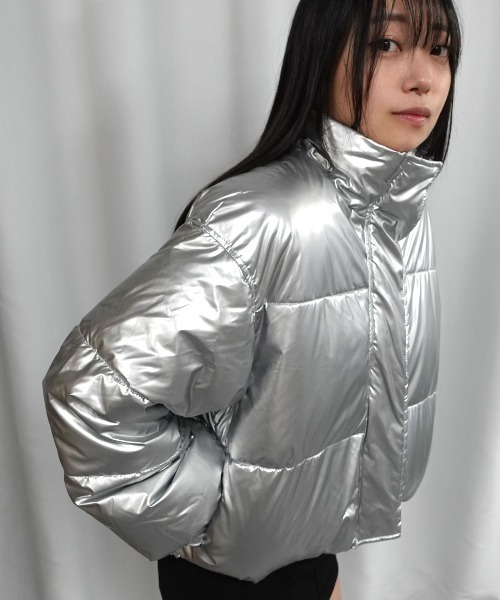 Lots of Love(ロッツオブラブ)の「ファイバーダウンメタリックショートダウンブルゾン(ブルゾン・レディース・ゴールド/シルバー/ブラック・M/L)」の8枚目の写真