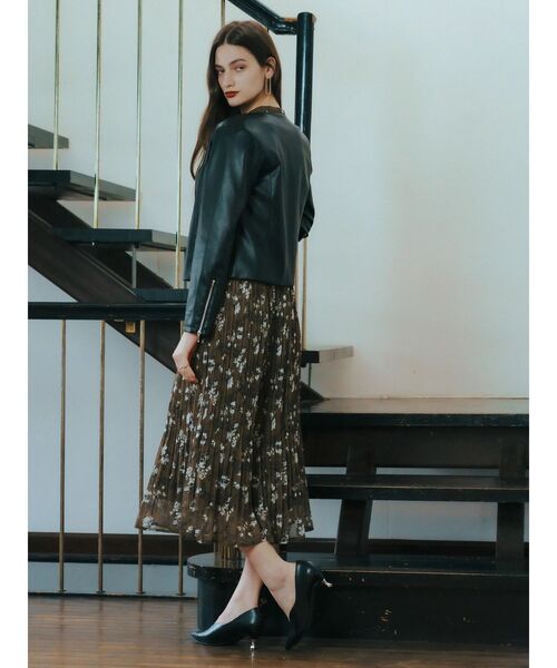 YECCA VECCA(イェッカヴェッカ)の「Vカットメタルヒールパンプス(パンプス・レディース・シルバー系その他/アイボリー/ブラック・22.5cm/23.5cm/24.5cm)」の19枚目の写真