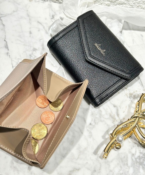 dazzlin（ダズリン）の「dazzlin/ダズリン　シュリンク×スムース　切り替え　二つ折りウォレット（財布・レディース・ベージュ系その他/ブルーグレー/ブラック/アイボリー・FREE）」の17枚目の写真