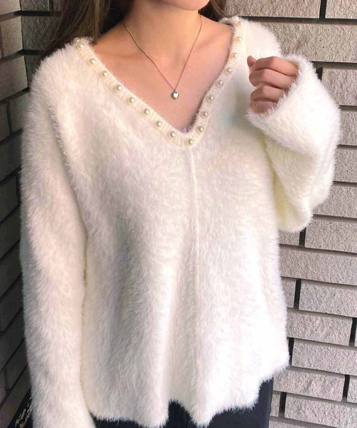 NANEA(ナネア)の「パール付きVネックニットプルオーバー(ニット/セーター・レディース・ブルー/ピンク/ブラック/ホワイト・フリー)」の1枚目の写真