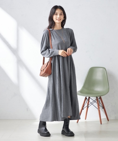 a.v.v(アーヴェヴェ)の「ギャザーニットワンピース(ワンピース・レディース・ブラック/グレー・38/36/40)」の18枚目の写真