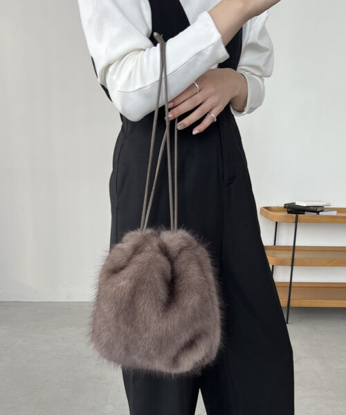 CAPRICIEUX LE'MAGE（カプリシューレマージュ）の「エコファー巾着バッグ（ショルダーバッグ・レディース・アイボリー/モカ/イエロー・FREE）」の3枚目の写真