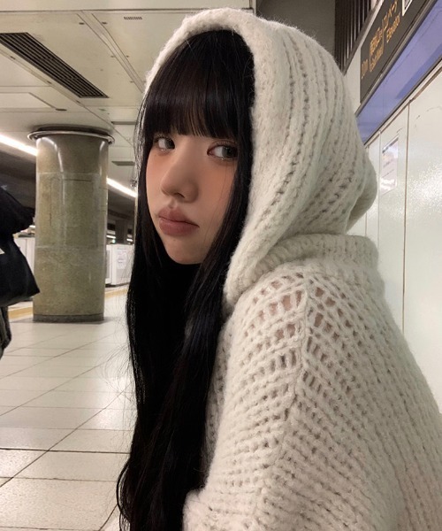 anyonemore（エニワンモア）の「ウール混フード付きルーズニット（パーカー・レディース・アイボリー/グレー・FREE）」の2枚目の写真