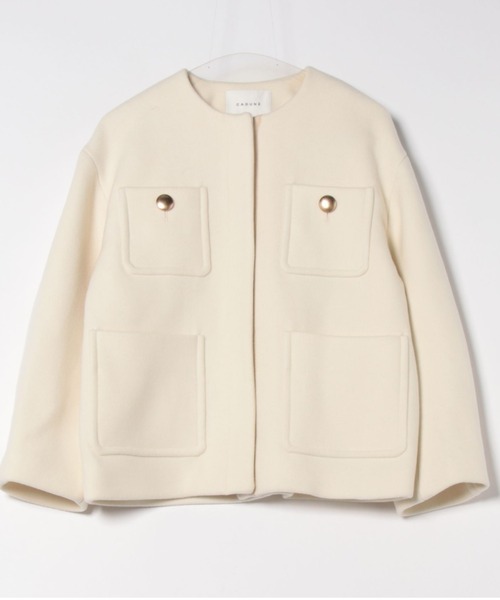 【新品未使用】 CADUNE ノーカラーポケットコート　SS　白 CADUNE（カデュネ）の「ノーカラーポケットコート（ダウンジャケット