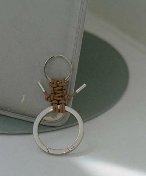 ITTI（イッチ）の「ITTI/イッチ/CRISTY KNOTMAN RING / RAPTO JP（キーホルダー・メンズ・ライトグレー/アイボリー/ブラック・F）」の4枚目の写真