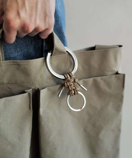 ITTI（イッチ）の「ITTI/イッチ/CRISTY KNOTMAN RING / RAPTO JP（キーホルダー・メンズ・ライトグレー/アイボリー/ブラック・F）」の6枚目の写真