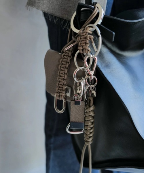 ITTI（イッチ）の「ITTI/イッチ/CRISTY KNOTMAN RING / RAPTO JP（キーホルダー・メンズ・ライトグレー/アイボリー/ブラック・F）」の7枚目の写真