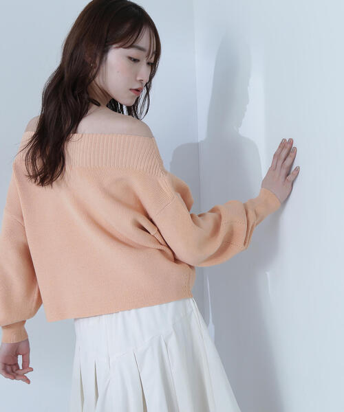 NATURAL BEAUTY BASIC(ナチュラルビューティーベーシック)の「◇クロップドオフショルニット(ニット/セーター・レディース・グレー/オレンジ/オフホワイト/レッド・FREE)」の5枚目の写真