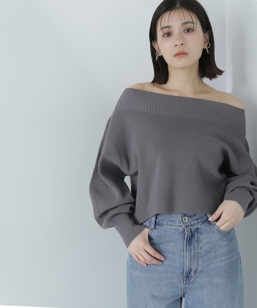 NATURAL BEAUTY BASIC(ナチュラルビューティーベーシック)の「◇クロップドオフショルニット(ニット/セーター・レディース・グレー/オレンジ/オフホワイト/レッド・FREE)」の2枚目の写真
