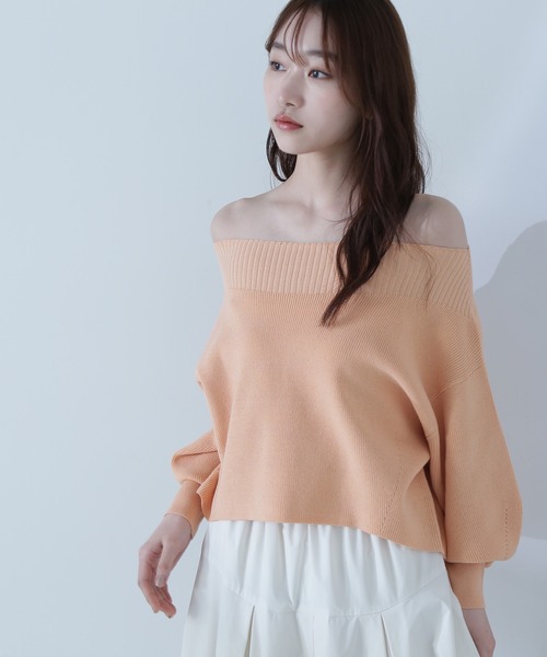 NATURAL BEAUTY BASIC(ナチュラルビューティーベーシック)の「◇クロップドオフショルニット(ニット/セーター・レディース・グレー/オレンジ/オフホワイト/レッド・FREE)」の4枚目の写真