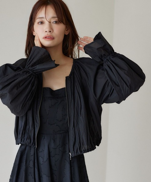 mysty woman（ミスティウーマン）の「ギャザーシアーZIPブルゾン　322312（シャツ/ブラウス・レディース・アイボリー/ブラック/グレイッシュベージュ・FREE）」の3枚目の写真