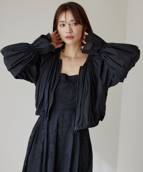 mysty woman（ミスティウーマン）の「ギャザーシアーZIPブルゾン　322312（シャツ/ブラウス・レディース・アイボリー/ブラック/グレイッシュベージュ・FREE）」の6枚目の写真