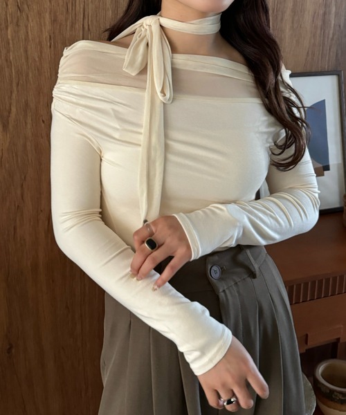 efill（エフィル）の「ストール付き シアー オフショル カットソー（Tシャツ/カットソー・レディース・ブラック/アイボリー・FREE）」の4枚目の写真