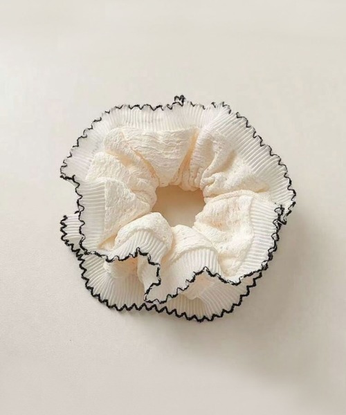 ammy.（エイミードット）の「【 ammy. / エイミードット 】 レース プリーツ パイピング シュシュ（シュシュ・レディース・グリーン/レッド/ブラック/ブルー/ベージュ・FREE）」の2枚目の写真