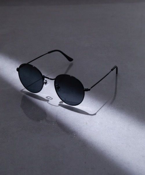 ADRER（アドラー）の「UV cut prettier sunglasses / UVカットプリティアサングラス（メガネ・メンズ・ブラック系1/シルバー系1/ブルー系1/ブラウン系1/ブラック系2/ブラック系3/シルバー系2/クリア・FREE）」の2枚目の写真