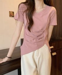 サイドタック×アシンメトリーデザインで魅せる♪こなれ感たっぷりのVネックトップス