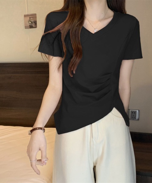 LETee(レティー)の「サイドタック×アシンメトリーデザインで魅せる♪こなれ感たっぷりのVネックトップス(Tシャツ/カットソー・レディース・ホワイト/ブラック/ピンク・FREE)」の1枚目の写真