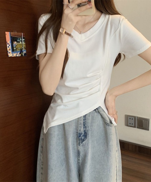 LETee(レティー)の「サイドタック×アシンメトリーデザインで魅せる♪こなれ感たっぷりのVネックトップス(Tシャツ/カットソー・レディース・ホワイト/ブラック/ピンク・FREE)」の13枚目の写真