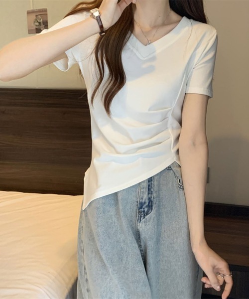 LETee(レティー)の「サイドタック×アシンメトリーデザインで魅せる♪こなれ感たっぷりのVネックトップス(Tシャツ/カットソー・レディース・ホワイト/ブラック/ピンク・FREE)」の12枚目の写真