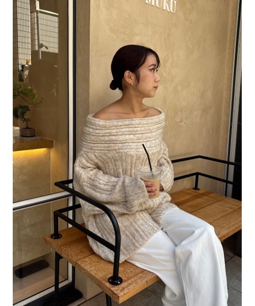 titivate(ティティベイト)の「オフショルダールーズニット(ニット/セーター・レディース・チャコール/ライトベージュ/ブルー/グレー・M/L)」の6枚目の写真