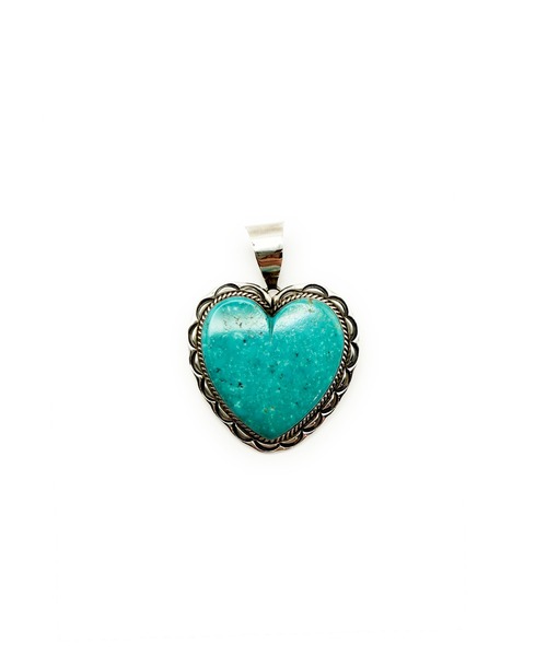 Indian Jewelry（インディアンジュエリー）の「THEATER シアター ビッグハートシェイプデザインターコイズペンダントトップ Made in USA（チャーム・レディース・シルバー・FREE）」の2枚目の写真