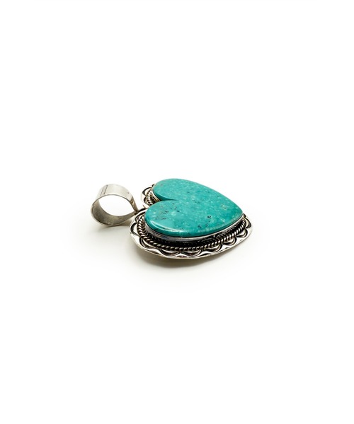 Indian Jewelry（インディアンジュエリー）の「THEATER シアター ビッグハートシェイプデザインターコイズペンダントトップ Made in USA（チャーム・レディース・シルバー・FREE）」の3枚目の写真
