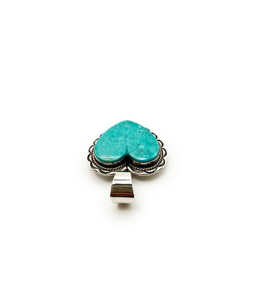 Indian Jewelry（インディアンジュエリー）の「THEATER シアター ビッグハートシェイプデザインターコイズペンダントトップ Made in USA（チャーム・レディース・シルバー・FREE）」の4枚目の写真