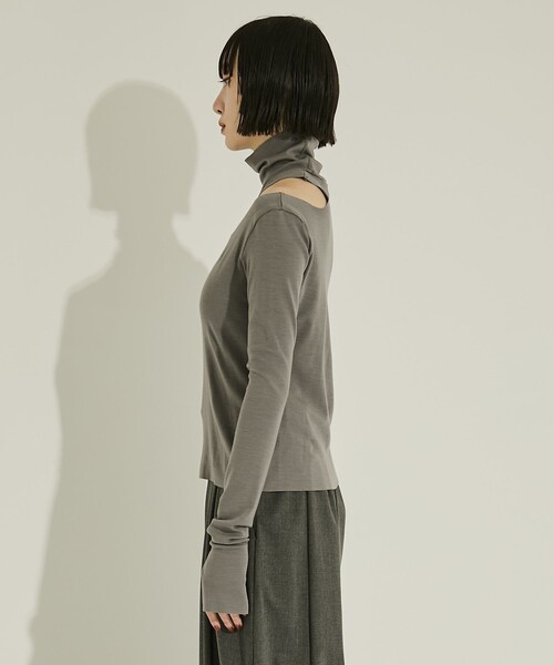 JOHN LAWRENCE SULLIVAN（ジョンローレンスサリバン）の「【JOHN LAWRENCE SULLIVAN/ジョンローレンスサリバン】WOOL RIB HOLLOWED OUT TURTLE NECK TOP/リブトップ/タートルネック（Tシャツ/カットソー・レディース・グレー/ブラック・XS）」の6枚目の写真