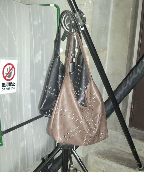 ENVYM（アンビー）の「アイレットデザインバッグ（ショルダーバッグ・レディース・ブラック/ブラウン・FREE）」の9枚目の写真