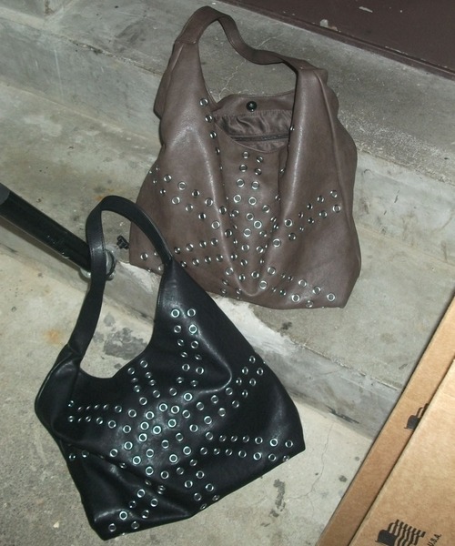 ENVYM（アンビー）の「アイレットデザインバッグ（ショルダーバッグ・レディース・ブラック/ブラウン・FREE）」の3枚目の写真