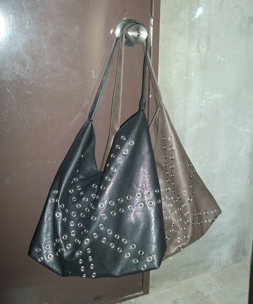 ENVYM（アンビー）の「アイレットデザインバッグ（ショルダーバッグ・レディース・ブラック/ブラウン・FREE）」の4枚目の写真