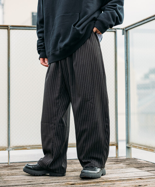 FREAK'S STORE(フリークスストア)の「限定展開 ワイドシルエット バレルレッグ スラックス パンツ(スラックス・メンズ・ブラック系その他/ブラック/ブルー系その他/グレー・SMALL/LARGE/MEDIUM)」の20枚目の写真