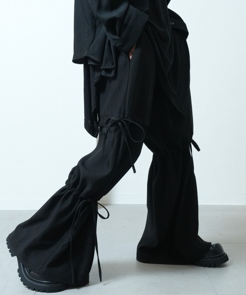Ruze(ルゼ)の「Asymmetry drawstring wide pants / アシンメトリー ドローストリング ワイドパンツ(その他パンツ・メンズ・ブラック・FREE)」の1枚目の写真