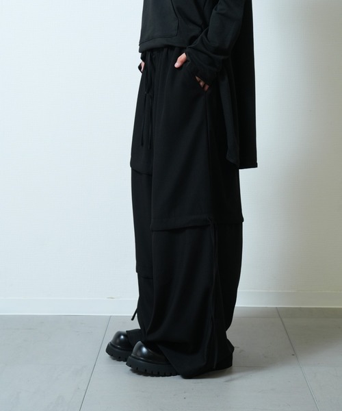 Ruze(ルゼ)の「Asymmetry drawstring wide pants / アシンメトリー ドローストリング ワイドパンツ(その他パンツ・メンズ・ブラック・FREE)」の2枚目の写真