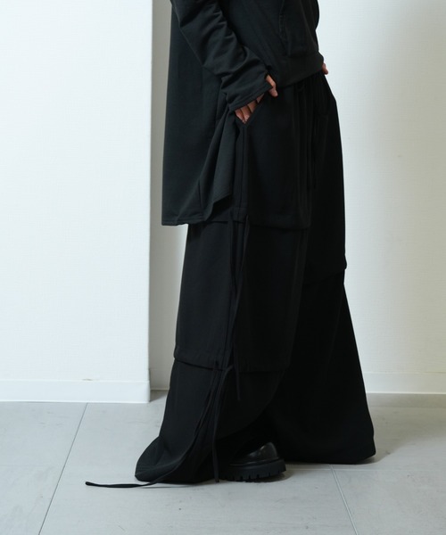 Ruze(ルゼ)の「Asymmetry drawstring wide pants / アシンメトリー ドローストリング ワイドパンツ(その他パンツ・メンズ・ブラック・FREE)」の3枚目の写真