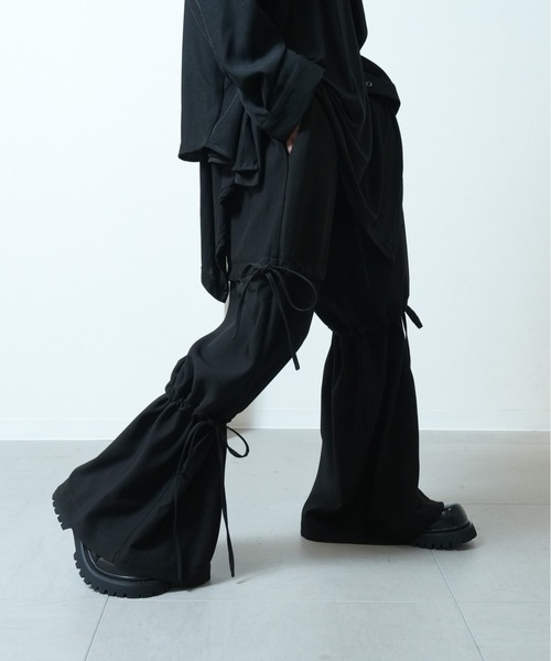 Ruze(ルゼ)の「Asymmetry drawstring wide pants / アシンメトリー ドローストリング ワイドパンツ(その他パンツ・メンズ・ブラック・FREE)」の4枚目の写真