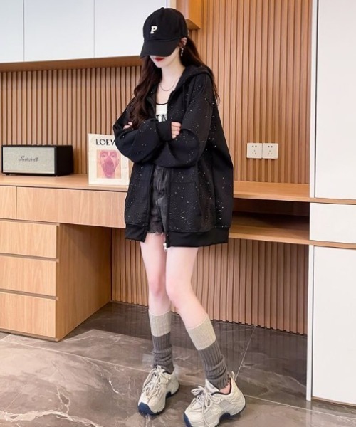 yuue' ( wear )(ユーイ)の「ラメグリッターオーバーサイズジップフーディー/キラキラパーカー(パーカー・レディース・ブラック/チャコールグレー・FREE)」の11枚目の写真