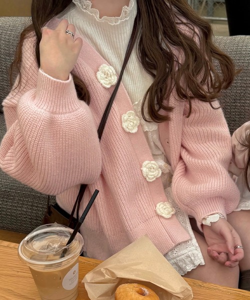 LAUIR（ラウアー）の「花デザインビッグシルエットニットカーディガン（カーディガン/ボレロ・レディース・ピンク/アイボリー/ピンクベージュ・MEDIUM/LARGE）」の3枚目の写真