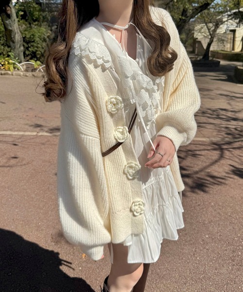LAUIR（ラウアー）の「花デザインビッグシルエットニットカーディガン（カーディガン/ボレロ・レディース・ピンク/アイボリー/ピンクベージュ・MEDIUM/LARGE）」の2枚目の写真