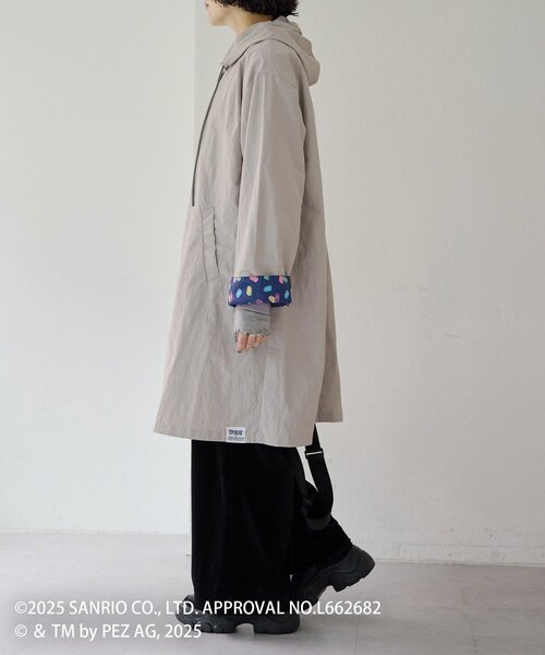 ear PAPILLONNER（イアパピヨネ）の「【はぴだんぶい×PEZ(ペッツ)×ear】コラボレインコート（その他アウター・レディース・ライトグレー・FREE）」の6枚目の写真