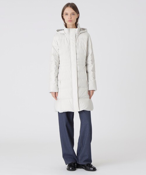 BLUE LABEL CRESTBRIDGE(ブルーレーベルクレストブリッジ)の「【一部店舗限定】タフタロングダウンコート(ダウンジャケット/コート・レディース・ダークネイビー/ブラック/ホワイト系その他・40/36/38)」の4枚目の写真