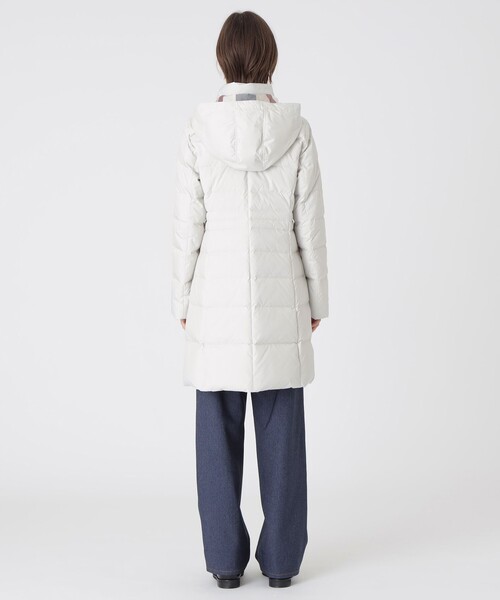 BLUE LABEL CRESTBRIDGE(ブルーレーベルクレストブリッジ)の「【一部店舗限定】タフタロングダウンコート(ダウンジャケット/コート・レディース・ダークネイビー/ブラック/ホワイト系その他・40/36/38)」の7枚目の写真