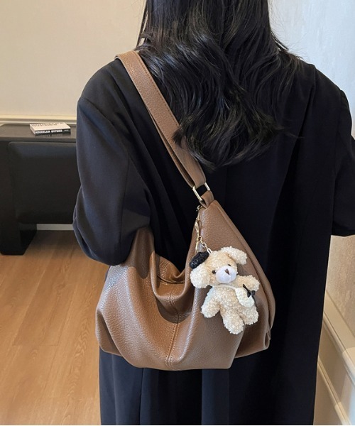 FREE STYLISTS(フリー スタイリスト)の「Y2K チャーム付き 大容量バッグ ショルダーバッグ&斜め掛けバッグ デイリー&通勤用 ワンショルダークロワッサン(ショルダーバッグ・レディース・ブラック/ダークブラウン・FREE)」の17枚目の写真