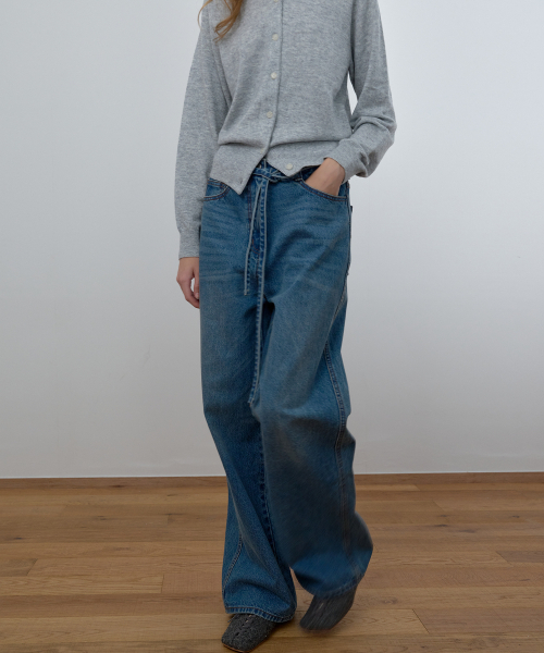 CACELE(カッセル)の「WIDE LEG BELTED JEANS, WASHED BLUE(デニムパンツ・レディース・スカイブルー・SMALL/MEDIUM)」の1枚目の写真
