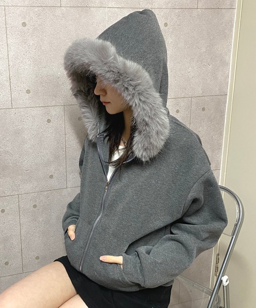 NANEA(ナネア)の「裏起毛フェイクファーフード クロップド丈ジップパーカー(パーカー・レディース・グレー/ブラック・SMALL/MEDIUM/LARGE)」の20枚目の写真